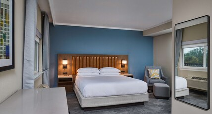 DoubleTree by Hilton Chatsworth Room Type - 1KNG BALCONY DLX MTN VIEW