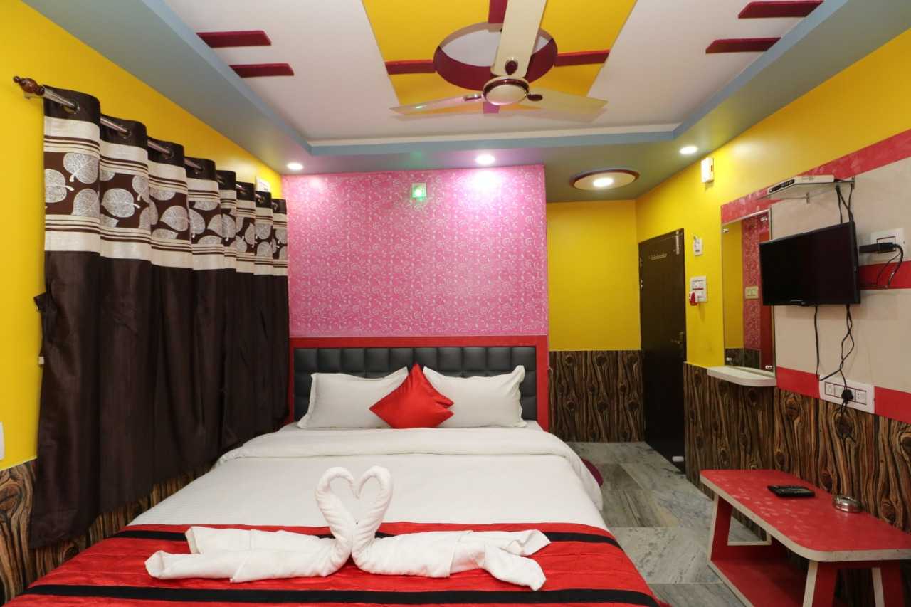 POP Hotel Happy Near Netaji Subhash Chandra Bose International Airport - Tap to explore photos