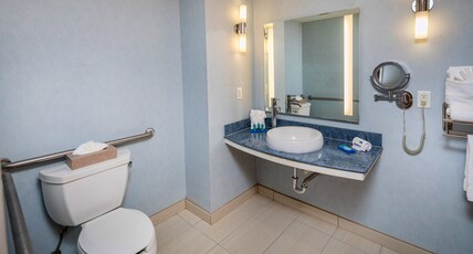 Holiday Inn Express Hotel & Suites Modesto-Salida Room Type - 2 Queen Standard Comm Accessible Tub
