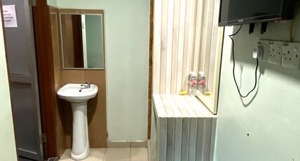 Capital O 91275 Pr Motel Room Type - Deluxe Double