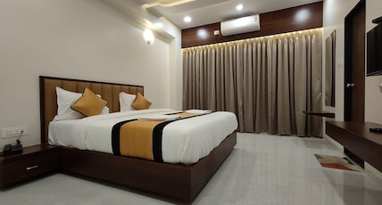 Hotel Grand Lushwood Room Type - Luxury AC Room with kingbed Hotel Grand Lushwood Room Type - Luxury AC Room with kingbed