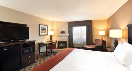Holiday Inn Express SHOW LOW Room Type - 1 King Bed Standard Fireplace