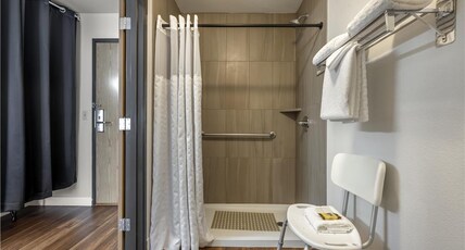 Best Western Plus Columbia River Inn Room Type - Accessible - 1 King, Mobility Accessible, Communication Assistance, Walk In Shower, Non-Smoking, Con Best Western Plus Columbia River Inn Room Type - Accessible - 1 King, Mobility Accessible, Communication Assistance, Walk In Shower, Non-Smoking, Con