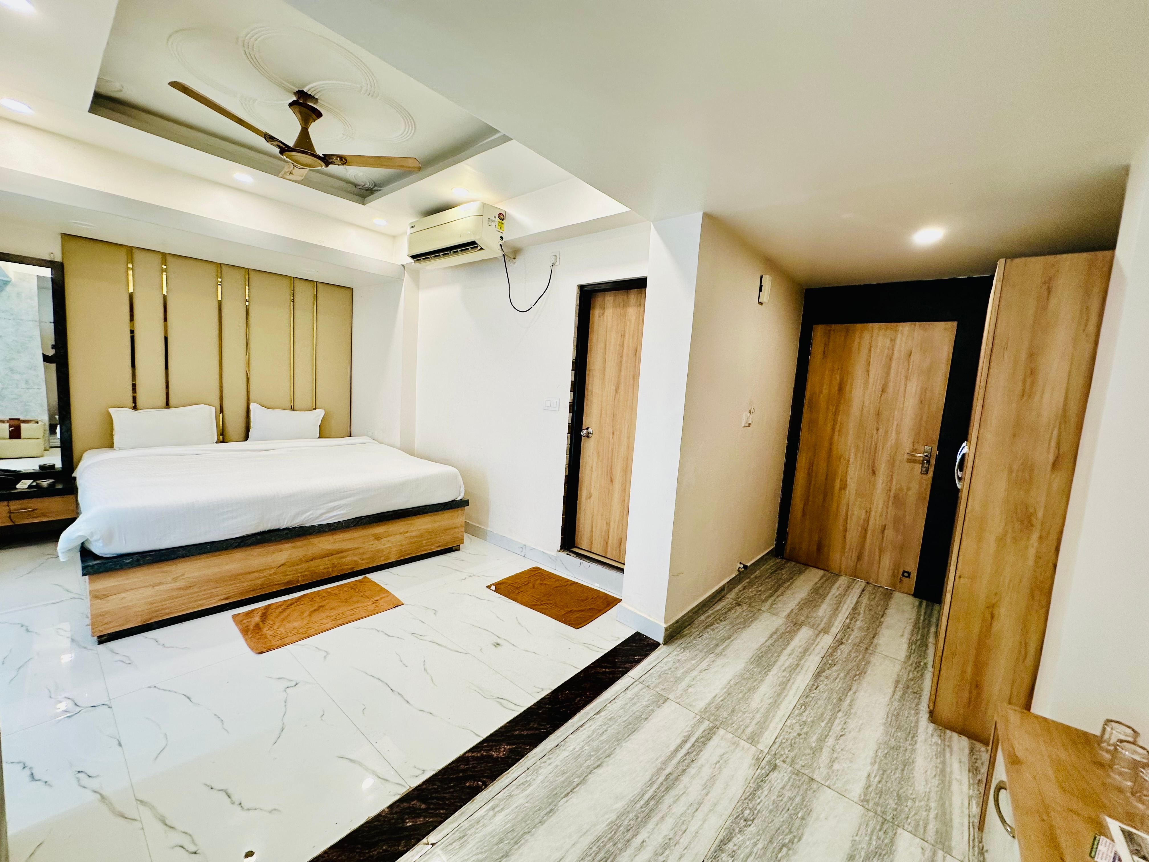 Hotel Buddha Vihar International - Tap to explore photos