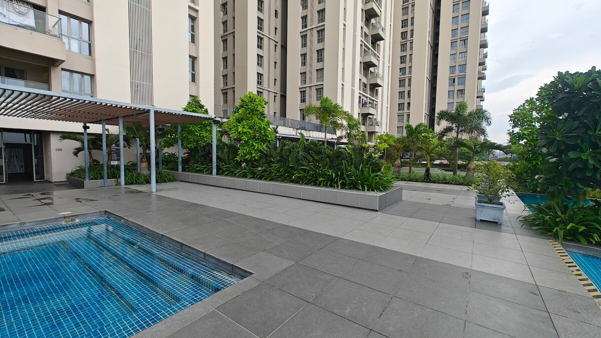 Luxerious Lake View Apartment in Highrise Building - Tap to explore photos