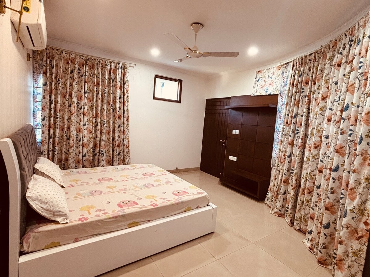 Grand Luxe 4BHK with Pool Jacuzzi - Tap to explore photos