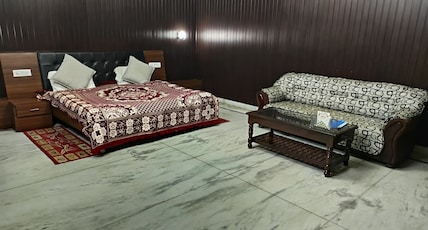 SATKAR PALACE HOTEL Room Type - Queen Room SATKAR PALACE HOTEL Room Type - Queen Room