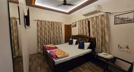 Shivohm Inn Homestay | 400mts from Kashi Temple Room Type - Double Bed Ac Room