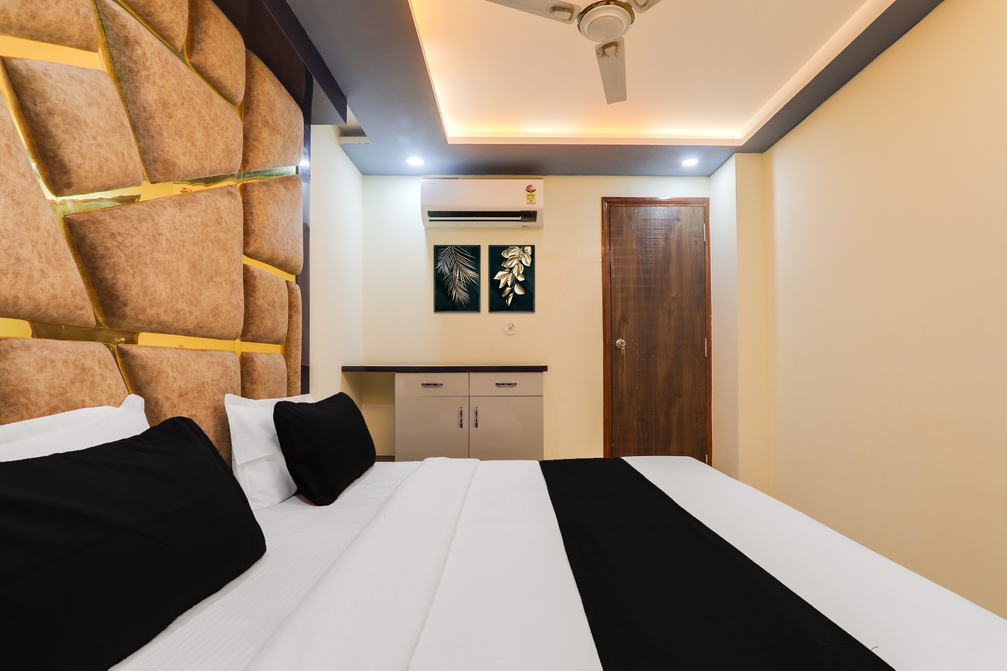 OYO 827102 HOTEL PRAGATI - Tap to explore photos