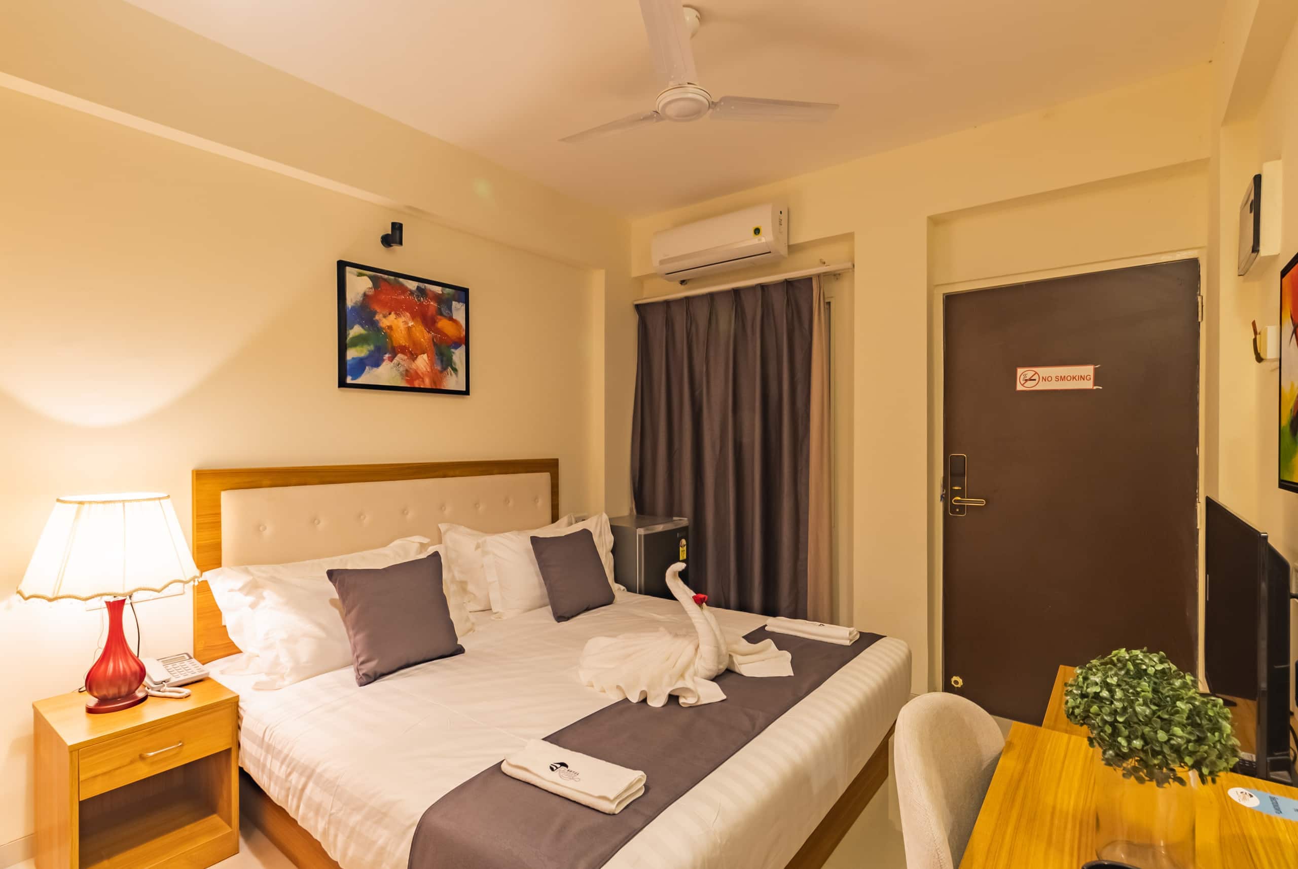 Charvi Reemz single room in Anjuna - Tap to explore photos