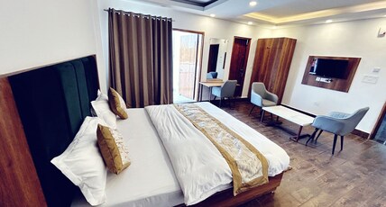 HOTEL POSTCARD Room Type - Deluxe River View King Bed Room