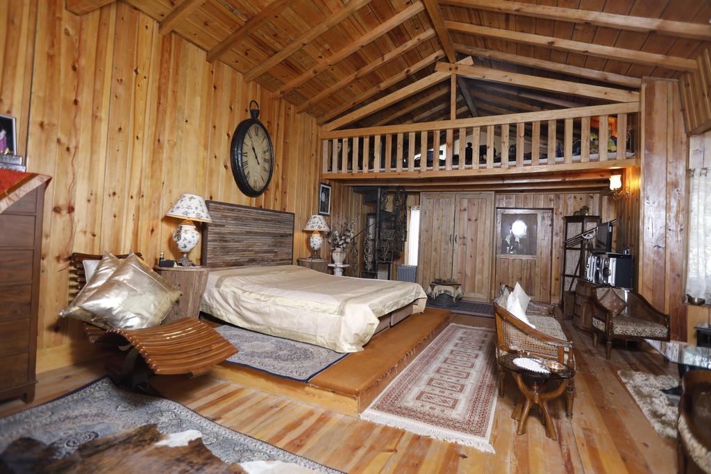 Mistletoe Estate - Tap to explore photos