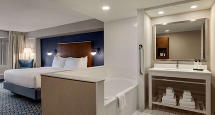 Wyndham Fallsview Hotel Room Type - 1 King Bed, Deluxe Room, Non-Smoking Wyndham Fallsview Hotel Room Type - 1 King Bed, Deluxe Room, Non-Smoking