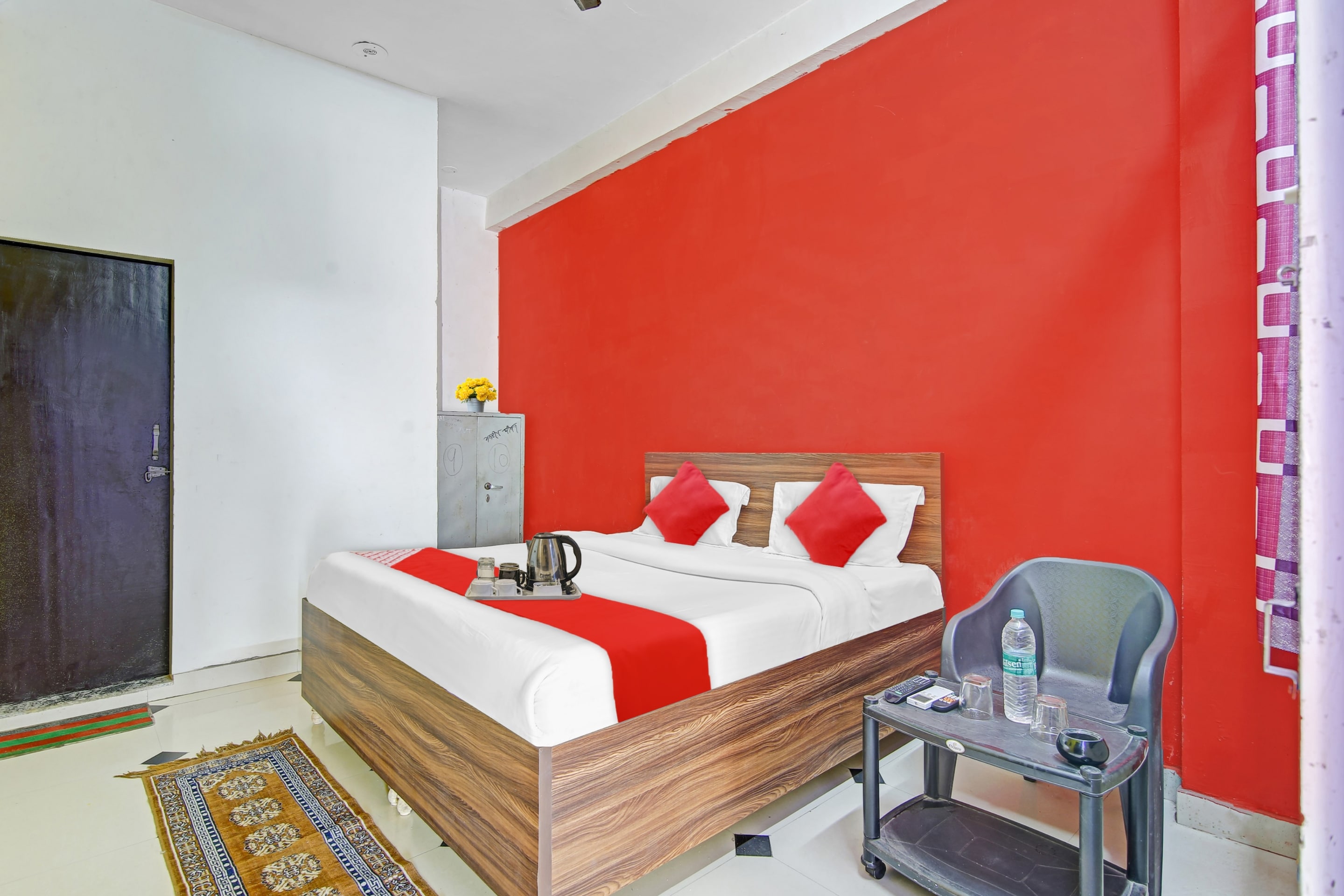 OYO Radhe Hotel - Tap to explore photos