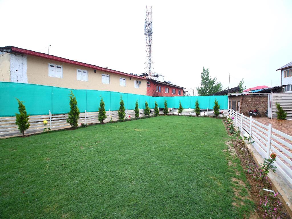HOTEL GOLDEN LEAF (Luxury Hotel in Srinagar) - Tap to explore photos