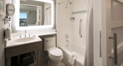 Crowne Plaza Hotel Ventura Beach Room Type - 2 Queen Standard Ocean View