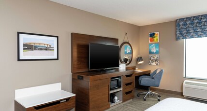 Hampton Inn & Suites by Hilton Marshalltown Room Type - 1 KING BED W SOFA BED