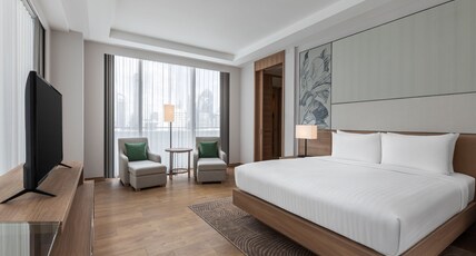 Courtyard by Marriott Bangkok Room Type - 1 Bedroom Suite, 1 King, Corner room, Top floor