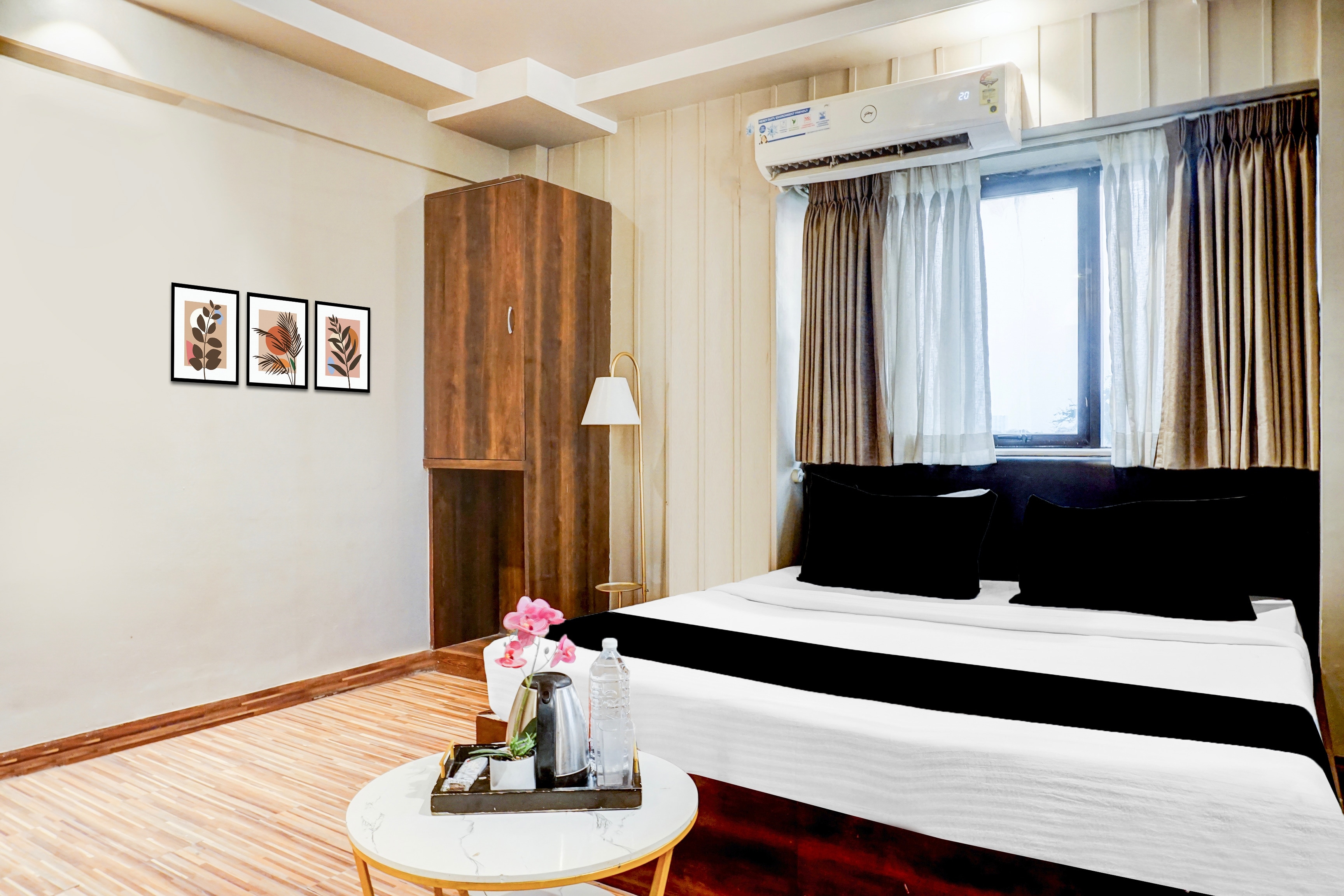 Super Townhouse Oak Viman Nagar Downtown Formerly Hotel Cilantro - Tap to explore photos