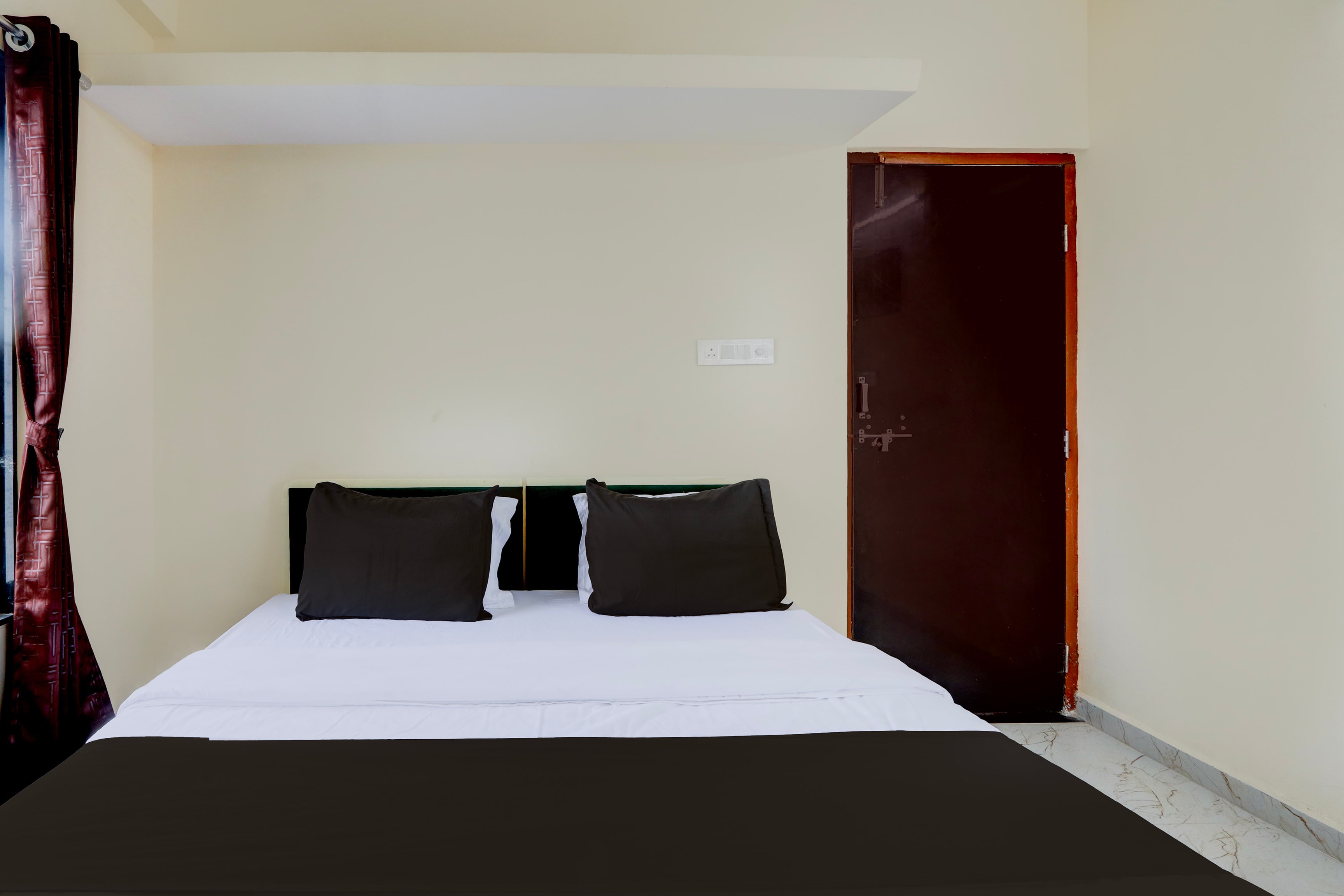 Super HOTEL O RUNWAY Service Apartment - Tap to explore photos