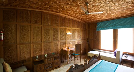 Sukoon Houseboat Room Type - Suite Room (Book For 2 Night and get 1 hours Complimentary Shikara Ride)