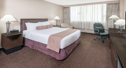 Ramada Plaza by Wyndham Calgary Downtown Room Type - 1 Queen Bed, Direct Pool Access, Non-Smoking Ramada Plaza by Wyndham Calgary Downtown Room Type - 1 Queen Bed, Direct Pool Access, Non-Smoking