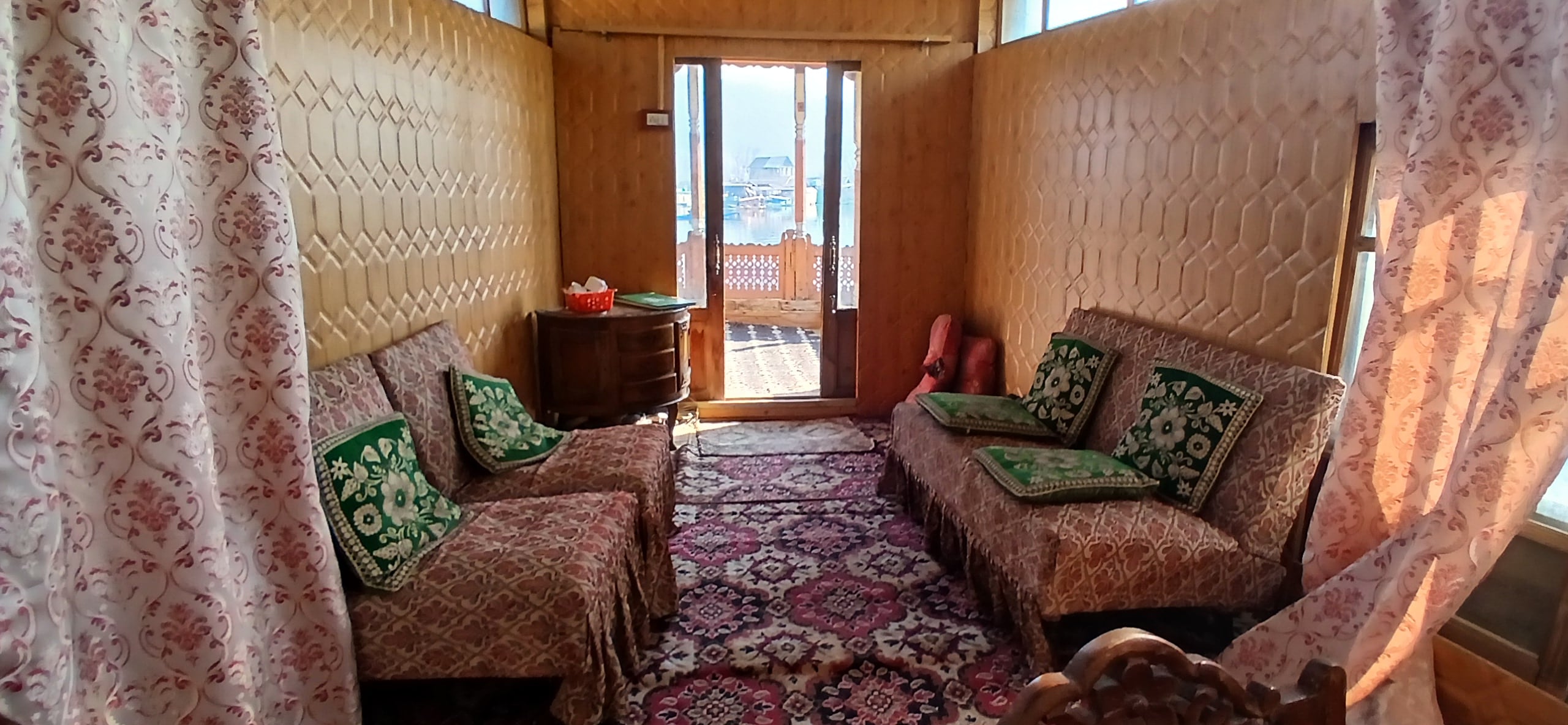 Houseboat little kolhai - Tap to explore photos