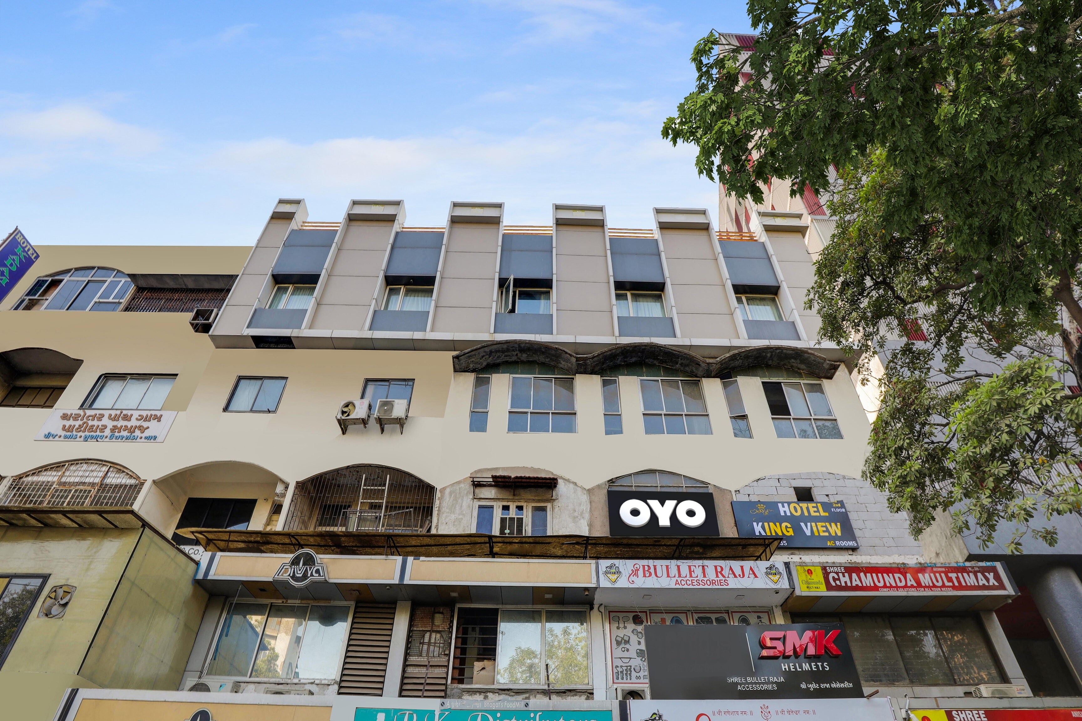 OYO 818302 HOTEL KING VIEW - Tap to explore photos