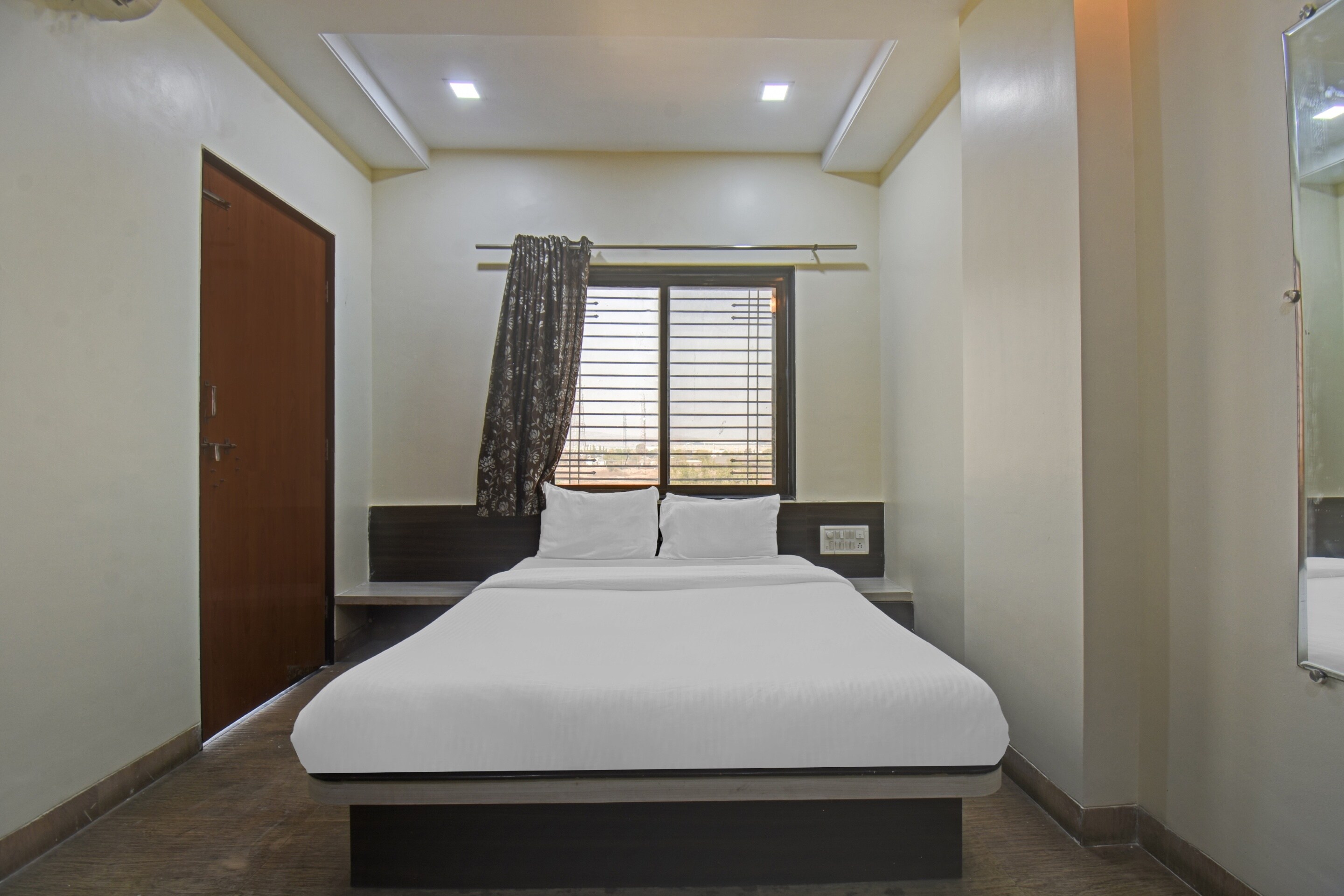 Hotel O by OYO Ramraj Inn - Tap to explore photos