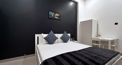 KianaStays Room Type - Deluxe Queen Room