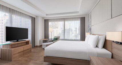 Courtyard by Marriott Bangkok Room Type - Corner Room, Larger Guest room, 1 King, Corner room