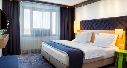Holiday Inn STUTTGART Room Type - 1 Bedroom Suite 1 King Living Dining