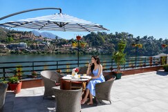 Hotel Harshikhar A Panoramic Lake view Property