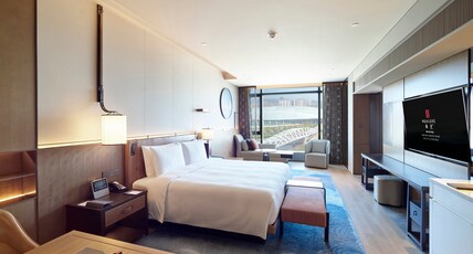 HUALUXE Nanjing Yangtze River Room Type - 1 King Premium Lounge Access River View