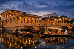 Houseboat Old palace