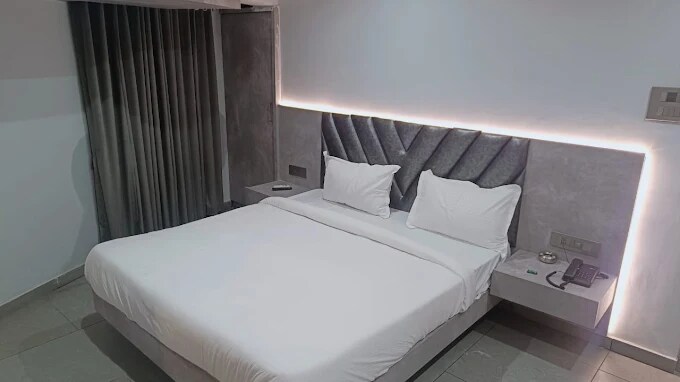 Hotel Aahan Vashi - Tap to explore photos