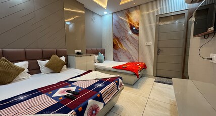 Guruvayur Dham  200mtr from Mathura Railway Station Room Type - TWINBED ROOM