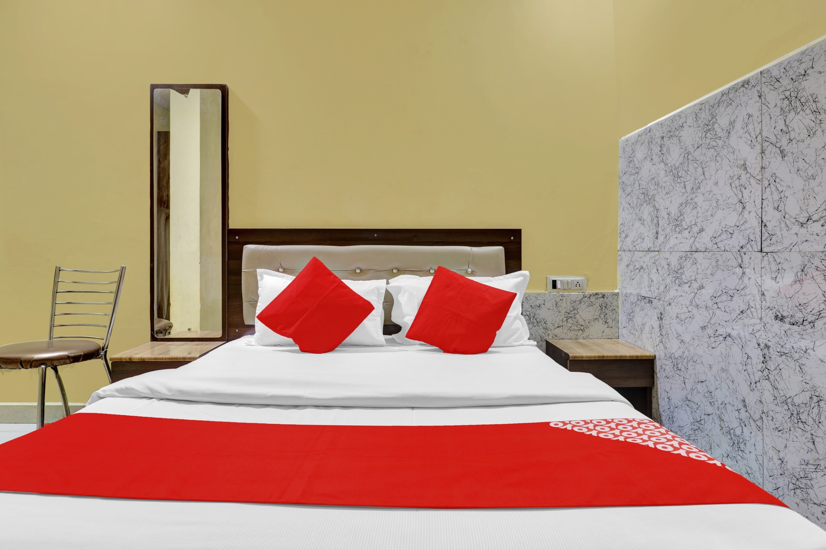 OYO 82518 hotel Royal in - Tap to explore photos