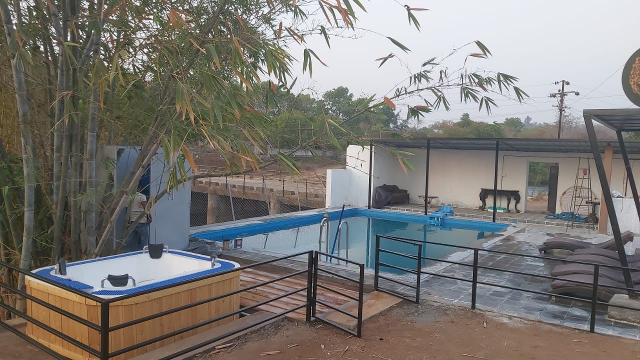 River Deck Cottage - Tap to explore photos