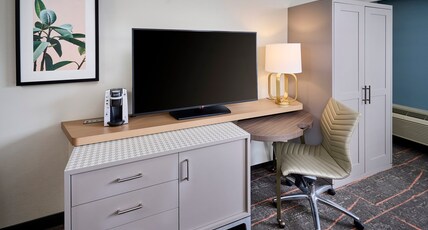 Holiday Inn Burlington Hotel & Conference Centre Room Type - 1 King Standard