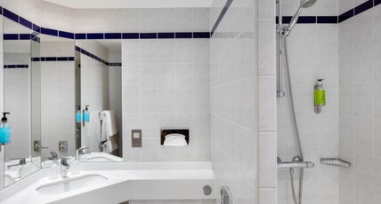 Holiday Inn Express POOLE Room Type - 1 Double Standard Walkin Shower with Free Hot Breakfast