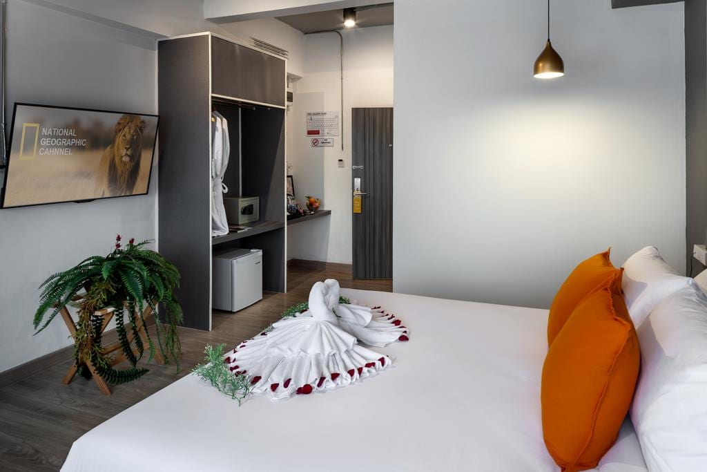 7 Stay Pattaya Hotel (formally 7 Days Premium Hotel Pattaya) - Tap to explore photos
