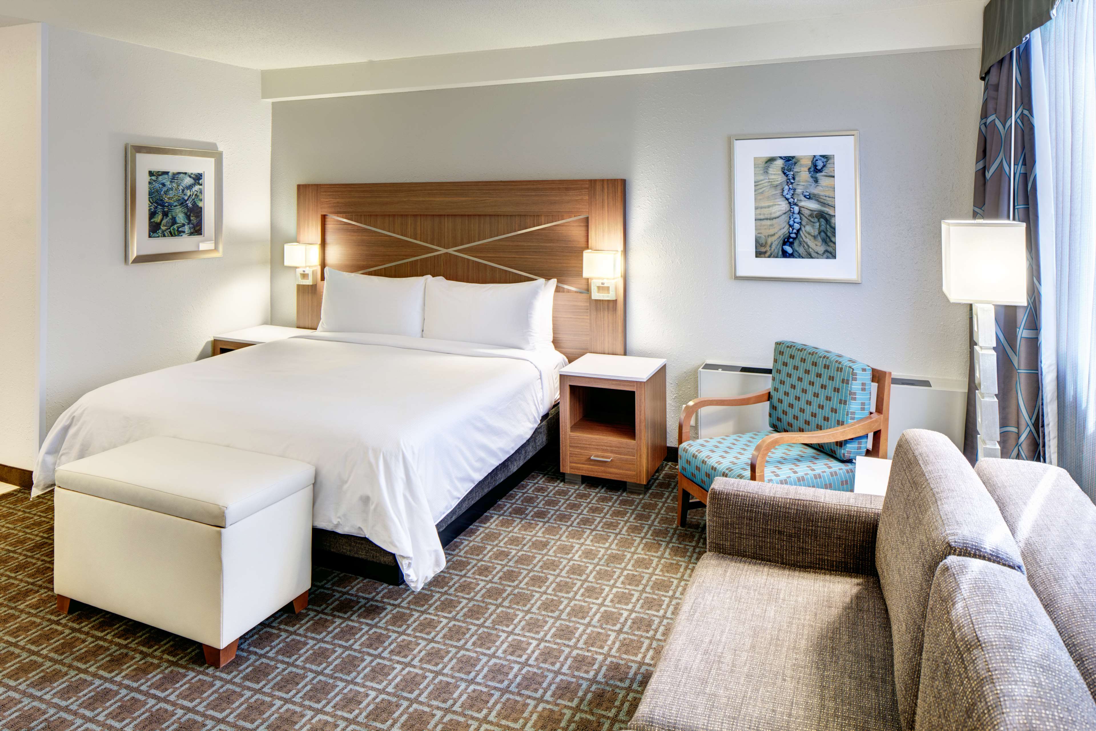 DoubleTree by Hilton Milwaukee Downtown - Tap to explore photos