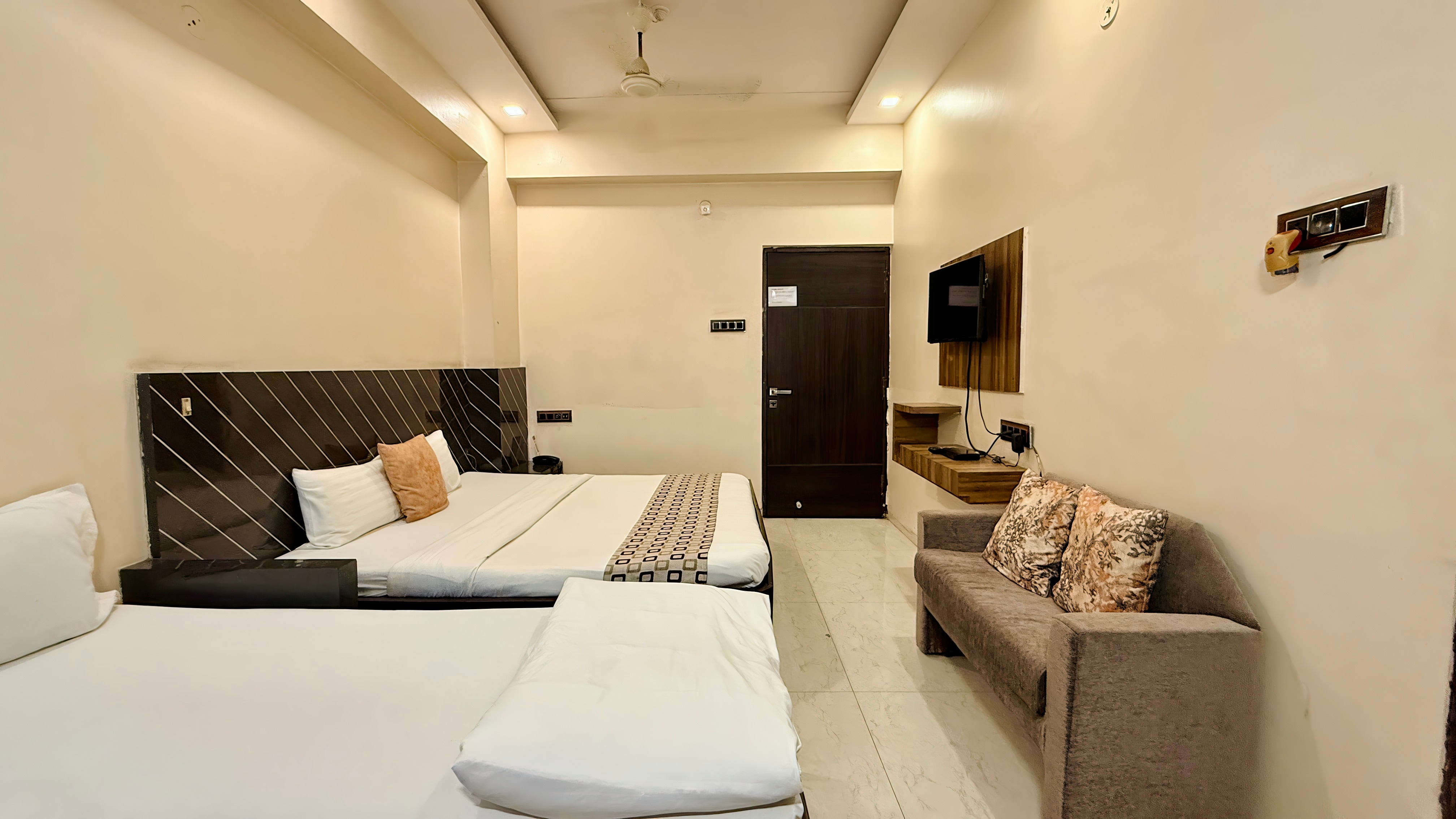 Hotel New Sunder - Tap to explore photos