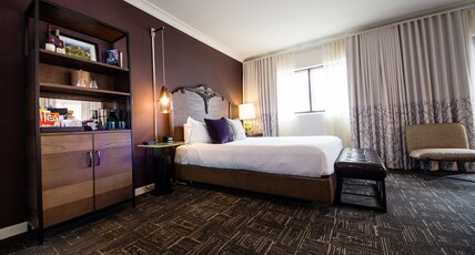 Kimpton Hotel Vintage Portland, an IHG Hotel Room Type - 1 Queen Premium Private Balcony Hot Tub