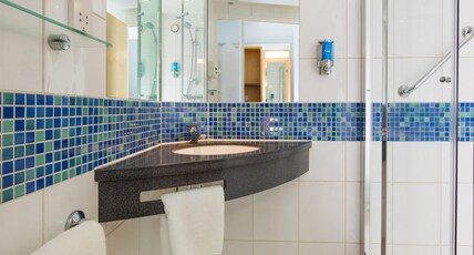 Holiday Inn Express HEMEL HEMPSTEAD Room Type - 1 Double Standard with Free Hot Breakfast Holiday Inn Express HEMEL HEMPSTEAD Room Type - 1 Double Standard with Free Hot Breakfast