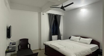 Hotel Zirora Room Type - Deluxe King