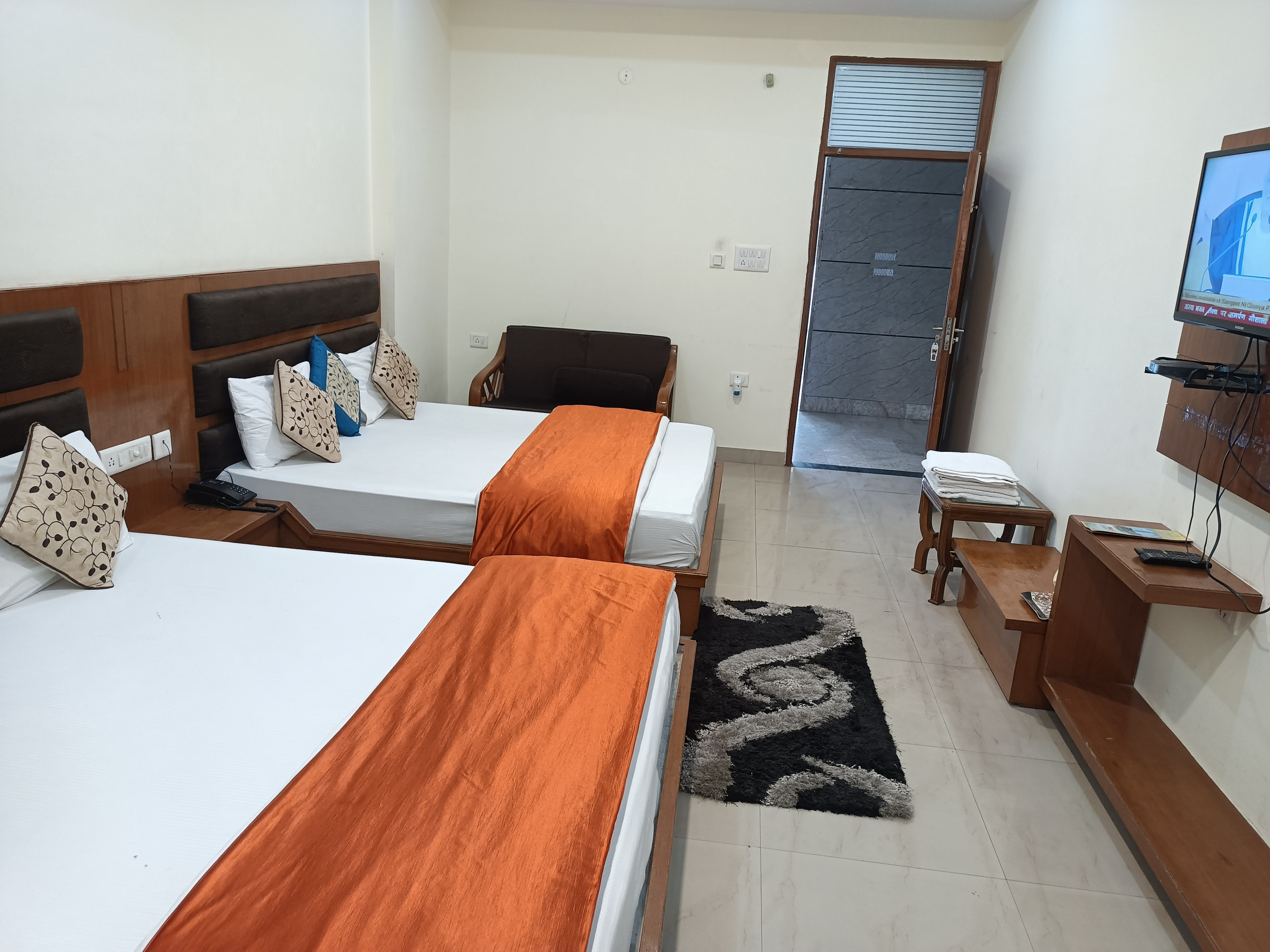 Hotel Vrindavan Garden - Tap to explore photos