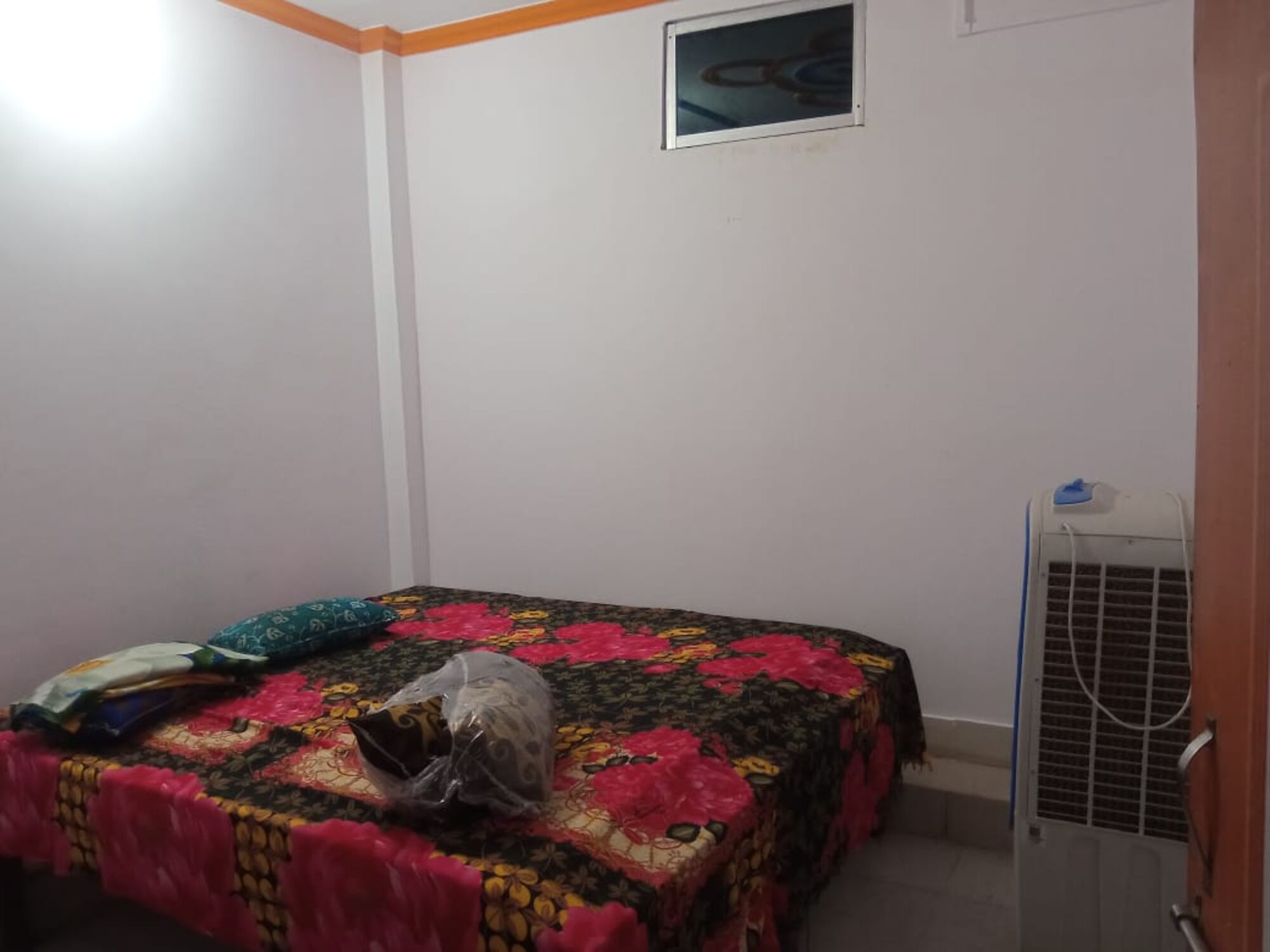 S K Shukla Guest House - Tap to explore photos