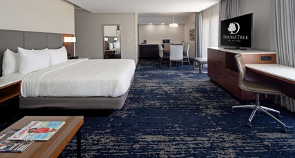 DoubleTree by Hilton Hotel Bakersfield Room Type - 1 KING JR SUITE NONSMOKING